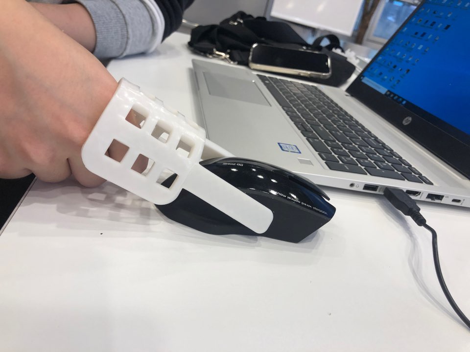 손목 절단자를 위한 마우스 보조기기