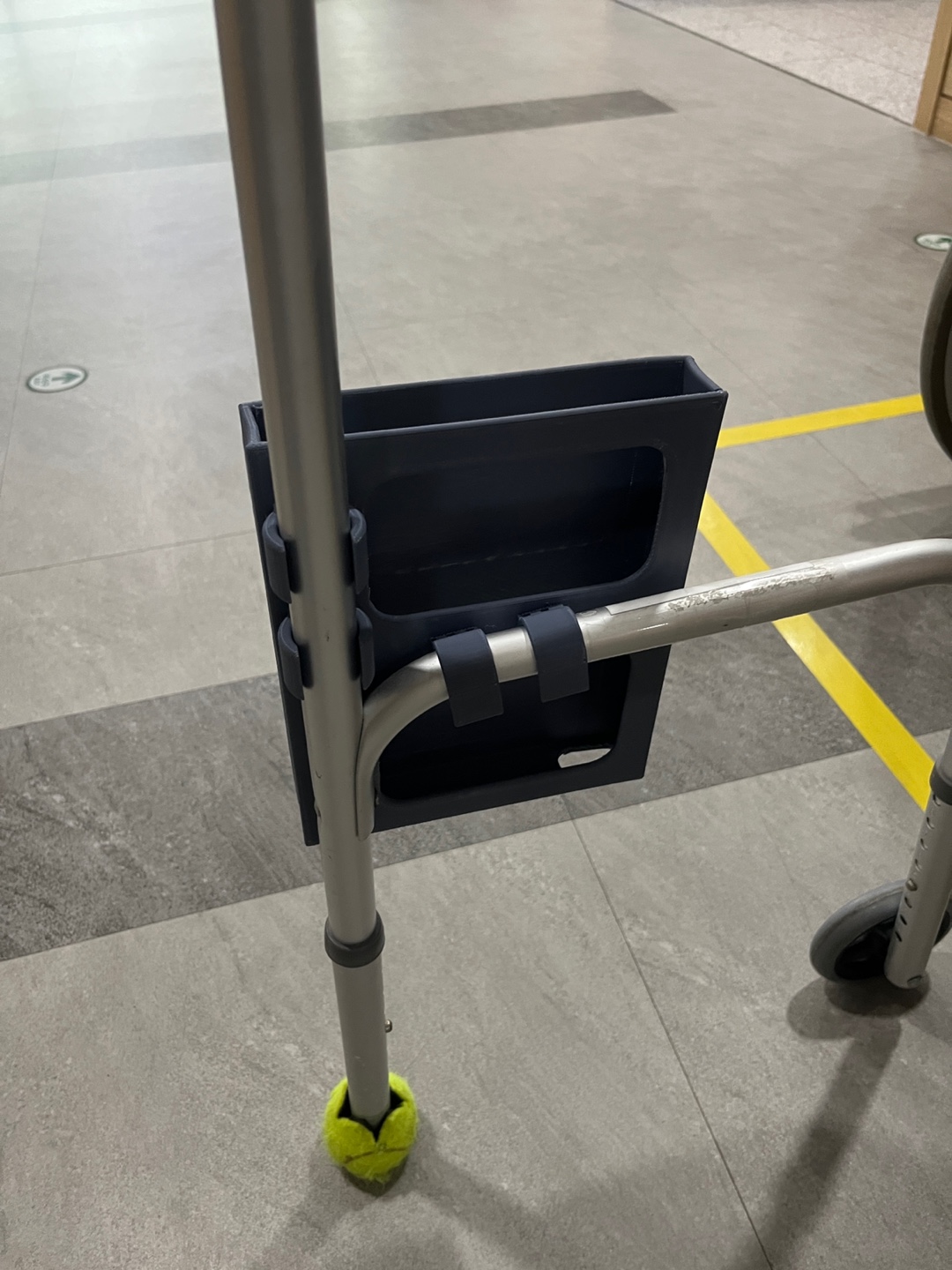UCW(Urine bag Case for Walker)
