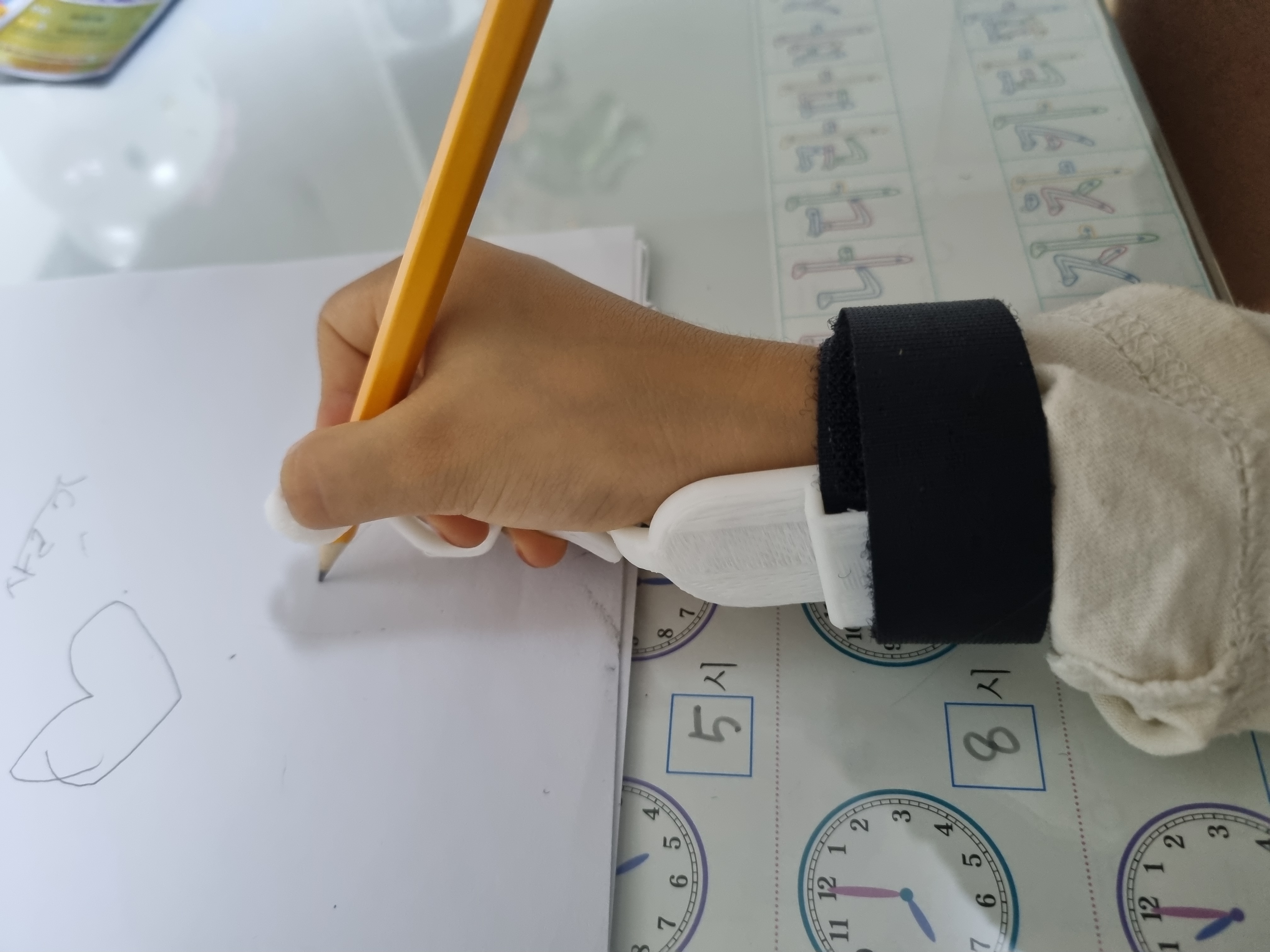 연필교정 팔목 보조기기
