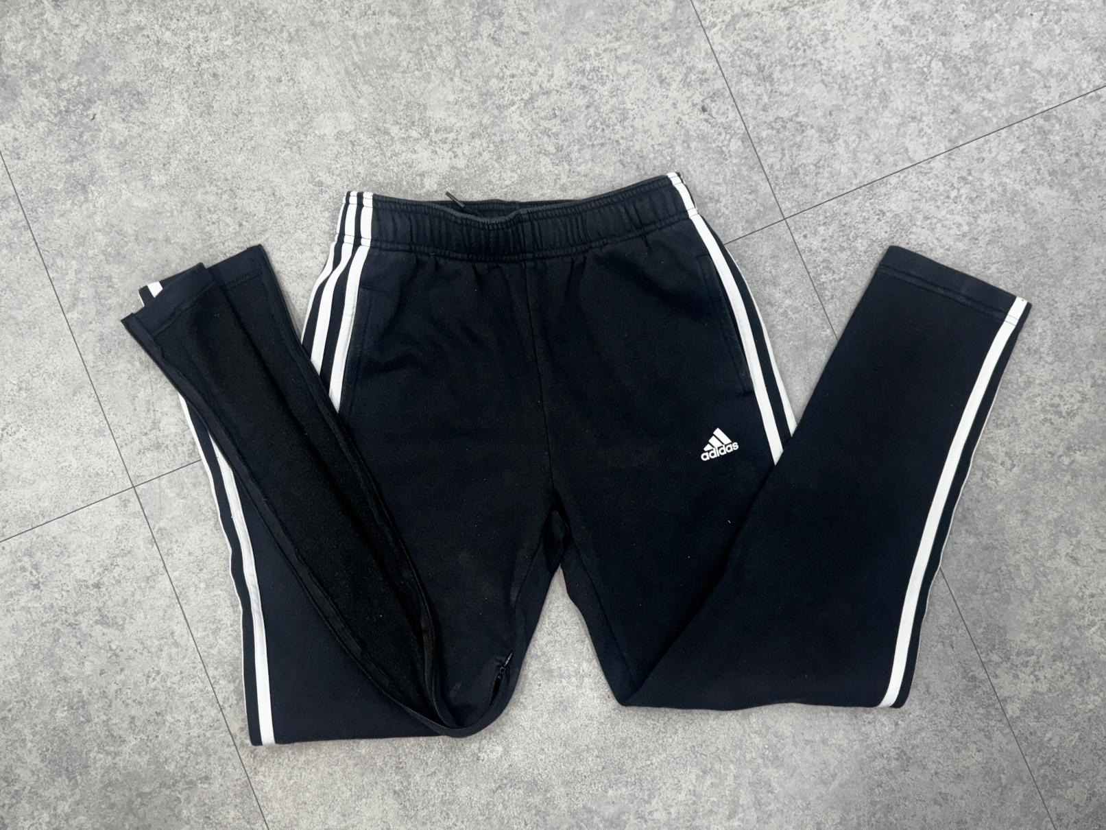 트레이닝 바지 트임 및 지퍼 마감