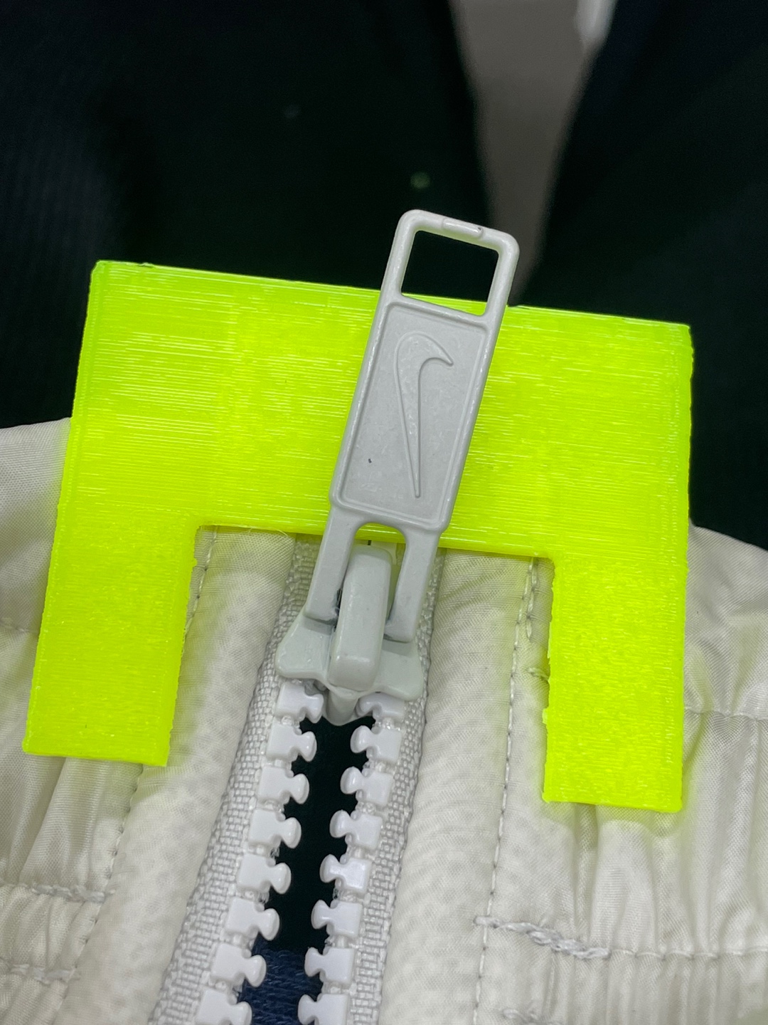 한 손 사용 지퍼 고정기