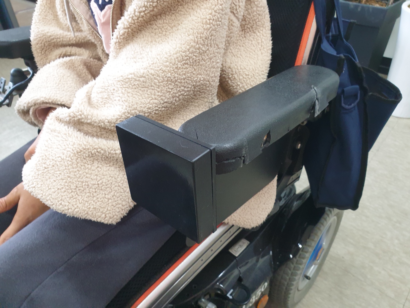 Chassi C350 전동휠체어 컵 거치대