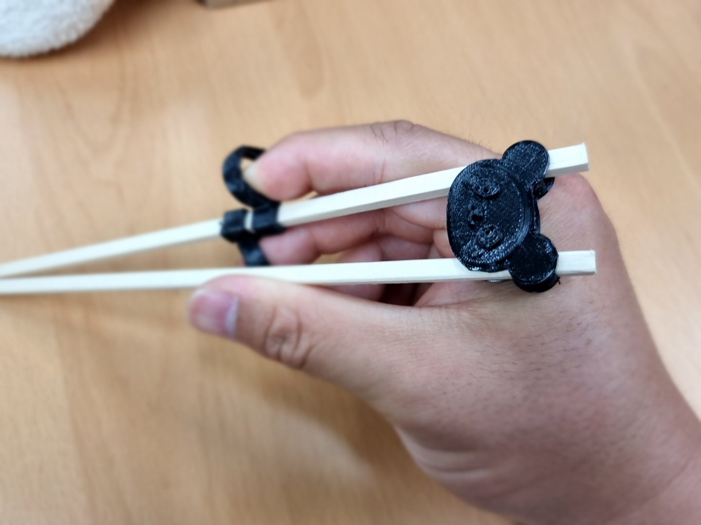 곰돌이 모양의 젓가락 보조기기