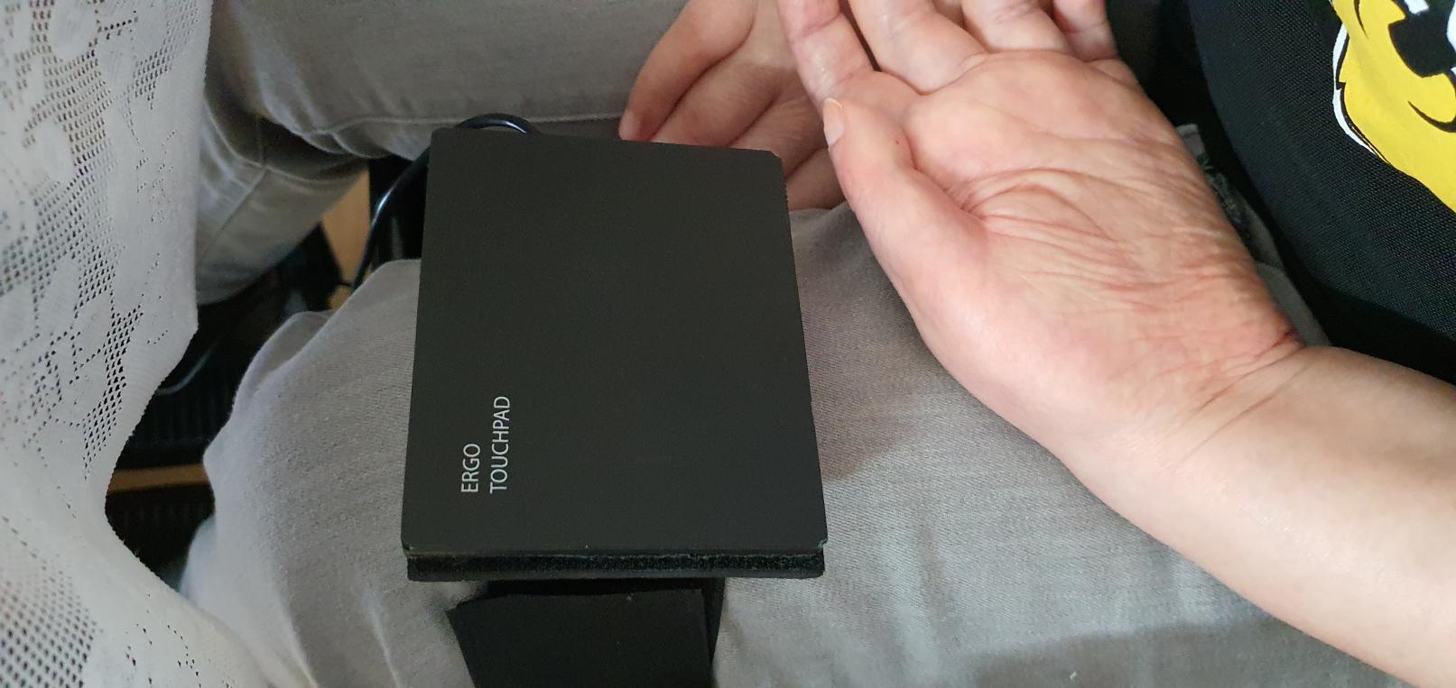 터치패드 고정판